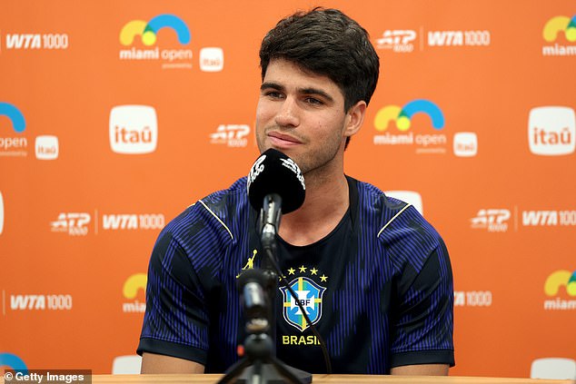 Tenisová legenda odhaľuje pravdu za fotkou Carlosa Alcaraza po tom, Carlos Alcaraz bol stredobodom pozornosti po tom, čo ho videli so skupinou dievčat v Miami