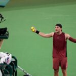 Jack Draper mával rukou rušivým spôsobom proti Daniilovi Medvedevovi (IMAGN IMAGES cez Reuters Connect)