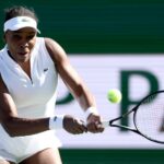 Naomi Osakaová vracia strelu Victorii Jimenez Kasintsevovej počas BNP Paribas Open v Indian Wells.