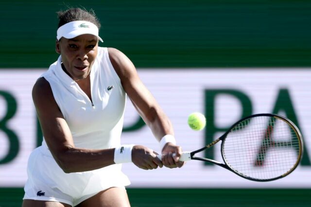 Naomi Osakaová vracia strelu Victorii Jimenez Kasintsevovej počas BNP Paribas Open v Indian Wells.