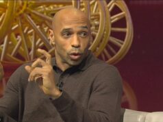Thierry Henry navrhuje, aby futbaloví fanúšikovia nechceli, aby Arsenal vyhral ligu napriek ich statusu „smoliar“ – keďže Jamie Carragher tvrdí, že niečo o Gunners „môže ľudí poškriabať“. Thierry Henry naznačil, že fanúšikovia boli proti myšlienke, aby Arsenal konečne získal trofej Premier League po rokoch takmer neúspechov.