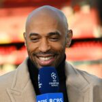 Thierry Henry reaguje, keď hovorí pre CBS Sports pred štvrťfinálovým zápasom 2024/25 Ligy majstrov UEFA medzi Arsenal FC a Real Madrid CF na Arsenal Stadium 8. apríla 2025 v Londýne, Anglicko