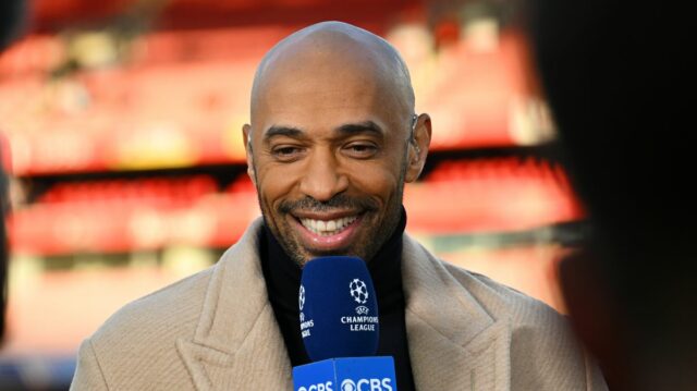 Thierry Henry reaguje, keď hovorí pre CBS Sports pred štvrťfinálovým zápasom 2024/25 Ligy majstrov UEFA medzi Arsenal FC a Real Madrid CF na Arsenal Stadium 8. apríla 2025 v Londýne, Anglicko