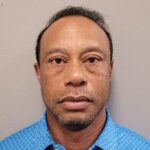 Tiger Woods hľadí do objektívu na svojej policajnej snímke po tom, čo bol v piatok popoludní zatknutý za pod vplyvom alkoholu