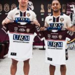 Pätká hviezda Paul Bryan (na obrázku vľavo s kolegom debutantom Brandonom Wakehamom) minulý víkend debutoval za Manly Sea Eagles a stal sa hráčom číslo 667 v histórii klubu NRL.