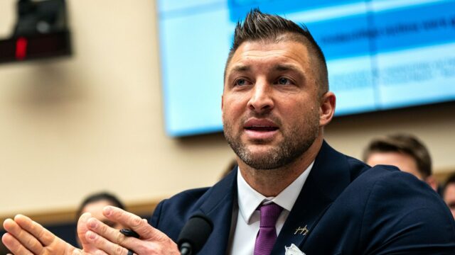 Tim Tebow svedčí v Senáte o zákone o obnovenej nádeji z roku 2026 pre bezpečnosť detí
