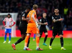 Tímoví kolegovia z Tottenhamu sa zhromaždili okolo Antonina Kinského po „ťažkej chvíli“ Brankár Tottenhamu Antonin Kinsky bol vystriedaný už po 17 minútach v Madride (PA Wire)