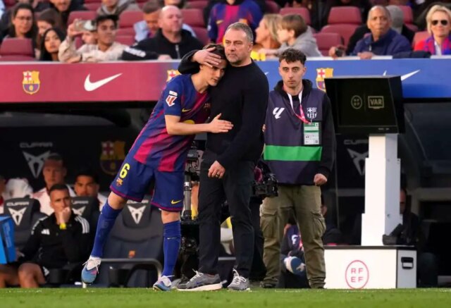 Tímový kolega z Barcelony ukazuje svoju triedu gestom Gaviho pri víťazstve nad Sevillou
