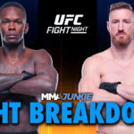 MIAMI, FLORIDA - 8. apríla: Izrael Adesanya z Nigérie oslavuje po vyradení Alexa Pereiru z Brazílie v 2. kole, aby získal titul v strednej váhe počas UFC 287 v Kaseya Center 8. apríla 2023 v Miami na Floride. (Foto: Carmen Mandato/Getty Images)