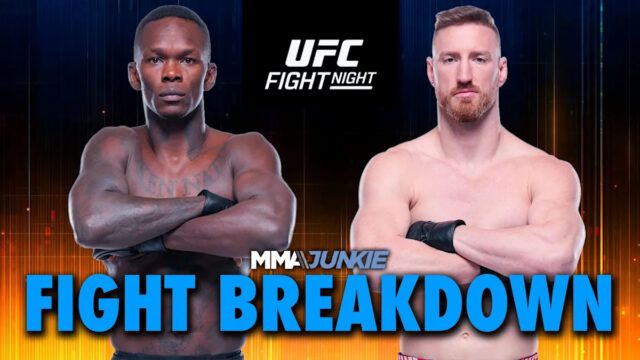 MIAMI, FLORIDA - 8. apríla: Izrael Adesanya z Nigérie oslavuje po vyradení Alexa Pereiru z Brazílie v 2. kole, aby získal titul v strednej váhe počas UFC 287 v Kaseya Center 8. apríla 2023 v Miami na Floride. (Foto: Carmen Mandato/Getty Images)