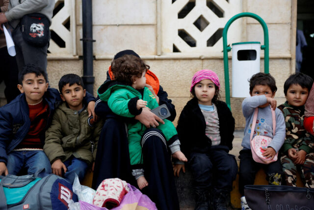 Tisíce sýrskych utečencov utekajú z Libanonu po izraelských útokoch | Sýrska vojna
