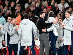 To, čo Mikel Arteta povedal Maxovi Dowmanovi pred hrdinstvom Arsenalu ako nové prijatie trofeje Mikel Arteta oslavuje na lavičke Arsenalu