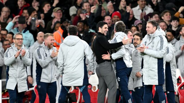 To, čo Mikel Arteta povedal Maxovi Dowmanovi pred hrdinstvom Arsenalu Mikel Arteta oslavuje na lavičke Arsenalu