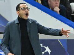 To, čo domáce publikum Chelsea urobilo Liamovi Roseniorovi, keď si všimol rozzúrenú reakciu Joaa Pedra Reaguje Liam Rosenior