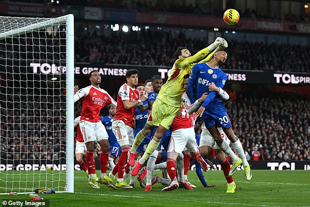 Toto je deprimujúca pravda: Premier League vyhrá najškaredší tím krajiny... V nedeľu večer som prehral počet - 10 za kus - keď som rátal počet pribitých penalt, ktoré zostali nepovšimnuté, keď Arsenal dosiahol špinavé víťazstvo nad Chelsea.