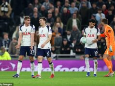 Tottenham 1-3 Crystal Palace: Spurs slúžia majstrovskej triede sebadeštrukcie, aby sa ponorili hlbšie do zostupovej krízy, píše MATT BARLOW – Igor Tudor urobil zo severu Londýnčanov VIAC šambolických a jeho dni môžu byť spočítané Sezóna Tottenhamu sa po štvrtkovej prehre 3:1 od Crystal Palace naďalej zhoršuje