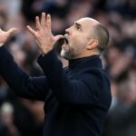 Igor Tudor, manažér Tottenhamu Hotspur, oslavuje, keď Randal Kolo Muani z Tottenhamu Hotspur (bez obrázku) strelil prvý gól svojho tímu počas zápasu Premier League medzi Tottenhamom Hotspur a Arsenalom.