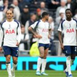 Xavi Simons, Cristian Romero a Pape Matar Sarr vyzerajú skľúčene po tom, čo Spurs prehrali doma s Forestom (AFP cez Getty Images)