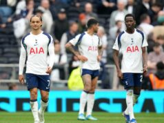 Tottenham hľadí do priepasti vďaka týmto katastrofálnym rozhodnutiam Xavi Simons, Cristian Romero a Pape Matar Sarr vyzerajú skľúčene po tom, čo Spurs prehrali doma s Forestom (AFP cez Getty Images)