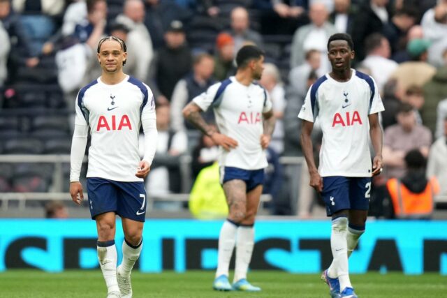 Tottenham hľadí do priepasti vďaka týmto katastrofálnym rozhodnutiam Xavi Simons, Cristian Romero a Pape Matar Sarr vyzerajú skľúčene po tom, čo Spurs prehrali doma s Forestom (AFP cez Getty Images)