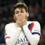 Khvicha Kvaratskhelia reaguje po netrafení gólu