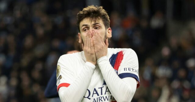 Khvicha Kvaratskhelia reaguje po netrafení gólu