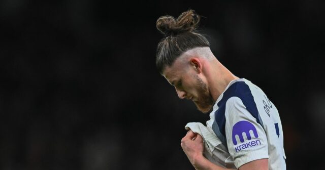 Tottenham po kontroverziách Arsenalu a Fulhamu a zúrivosti Igora Tudora Radu Dragusin počas zápasu Tottenhamu Hotspur