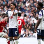 Hráči Tottenhamu reagujú nahnevane po góle Nottinghamu Forest