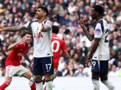 Tottenham porazil Nottingham Forest, keď sa Spurs ponorili hlbšie do pohľadu na zostup Hráči Tottenhamu reagujú nahnevane po góle Nottinghamu Forest
