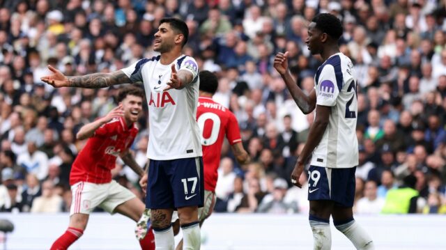 Tottenham porazil Nottingham Forest, keď sa Spurs ponorili hlbšie do Hráči Tottenhamu reagujú nahnevane po góle Nottinghamu Forest