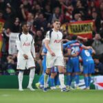 Hráči Tottenhamu reagujú na druhý gól Atlética Madrid