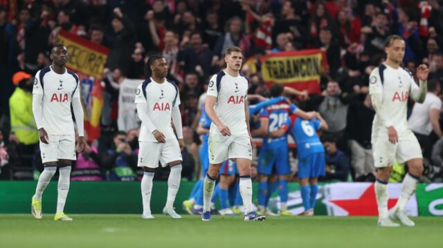 Hráči Tottenhamu reagujú na druhý gól Atlética Madrid