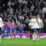 Micky van de Ven, Joao Palhinha a Dominic Solanke vyzerajú skľúčene po tom, čo Ismaila Sarr strelil gól, ktorý VAR neskôr neuznal pre ofsajd počas zápasu Premier League medzi Tottenhamom Hotspur a Crystal Palace na štadióne Tottenham Hotspur.