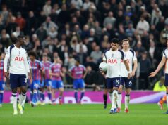 Tottenham sa rozhodol s permanentkami fanúšikov ako drastickým krokom Micky van de Ven, Joao Palhinha a Dominic Solanke vyzerajú skľúčene po tom, čo Ismaila Sarr strelil gól, ktorý VAR neskôr neuznal pre ofsajd počas zápasu Premier League medzi Tottenhamom Hotspur a Crystal Palace na štadióne Tottenham Hotspur.
