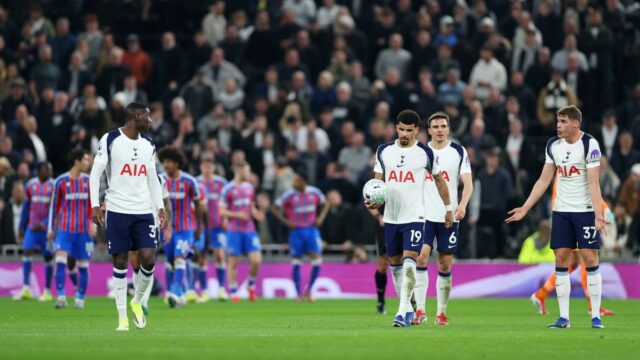 Micky van de Ven, Joao Palhinha a Dominic Solanke vyzerajú skľúčene po tom, čo Ismaila Sarr strelil gól, ktorý VAR neskôr neuznal pre ofsajd počas zápasu Premier League medzi Tottenhamom Hotspur a Crystal Palace na štadióne Tottenham Hotspur. 
