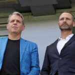 Todd Boehly spolumajiteľ FC Chelsea so športovým riaditeľom Paulom Winstanleym počas zápasu Premier League medzi Chelsea a Crystal Palace na Stamford Bridge.