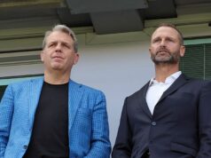 Tottenham sleduje nájazd Chelsea, ktorý by mohol otvoriť dvere senzačnému návratu Mauricia Pochettina Todd Boehly spolumajiteľ FC Chelsea so športovým riaditeľom Paulom Winstanleym počas zápasu Premier League medzi Chelsea a Crystal Palace na Stamford Bridge.