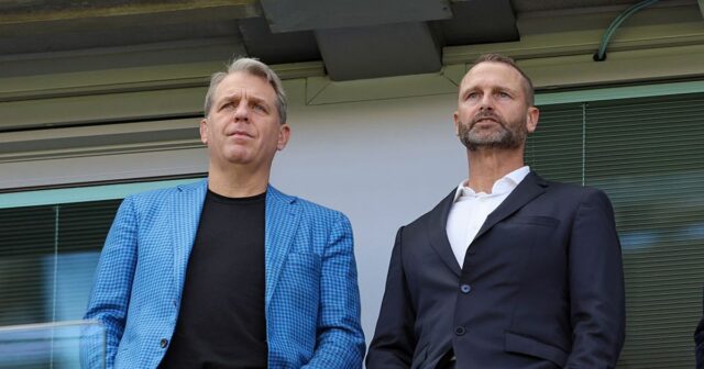 Todd Boehly spolumajiteľ FC Chelsea so športovým riaditeľom Paulom Winstanleym počas zápasu Premier League medzi Chelsea a Crystal Palace na Stamford Bridge.