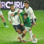 Mason Melia, center, je konečne na ceste k prvému vystúpeniu v drese Tottenhamu