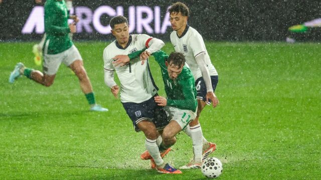 Mason Melia, center, je konečne na ceste k prvému vystúpeniu v drese Tottenhamu