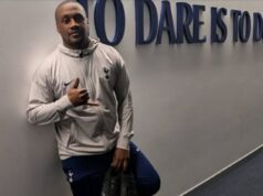 Tottenham zvažuje akciu proti skautovi podporujúcemu Arsenal, ktorý žartoval o tom, že nechce, aby sa odznak dotýkal jeho kože Neros Coachman (vyššie) sa podelil o svoj obraz a povedal: „Vieš, že projekt je dobrý, keď si chlapčenský fanúšik Arsenalu a zmeníš stranu“