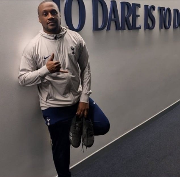 Tottenham zvažuje akciu proti skautovi podporujúcemu Arsenal, ktorý žartoval o Neros Coachman (vyššie) sa podelil o svoj obraz a povedal: „Vieš, že projekt je dobrý, keď si chlapčenský fanúšik Arsenalu a zmeníš stranu“