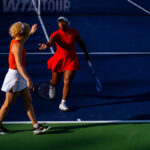 Taylor Townsend oslavuje bod so svojou partnerkou Kateřinou Siniakovou, keď hrá proti Ellen Perez a Demi Schuurs vo štvrťfinálovom zápase štvorhry na turnaji BNP Paribas Open v Indian Wells v Kalifornii v utorok 10. marca 2026.