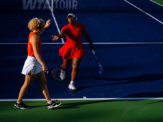 Townsendová a Siniaková získali titul vo štvorhre na BNP Paribas Open Taylor Townsend oslavuje bod so svojou partnerkou Kateřinou Siniakovou, keď hrá proti Ellen Perez a Demi Schuurs vo štvrťfinálovom zápase štvorhry na turnaji BNP Paribas Open v Indian Wells v Kalifornii v utorok 10. marca 2026.