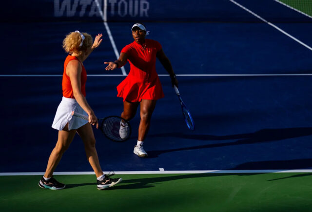 Townsendová a Siniaková získali titul vo štvorhre na BNP Paribas Taylor Townsend oslavuje bod so svojou partnerkou Kateřinou Siniakovou, keď hrá proti Ellen Perez a Demi Schuurs vo štvrťfinálovom zápase štvorhry na turnaji BNP Paribas Open v Indian Wells v Kalifornii v utorok 10. marca 2026.