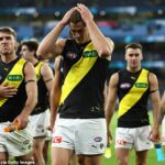 Pri sledovaní štvrtkového zápasu AFL medzi Carltonom a Richmondom (na obrázku, hviezda Tigers Ben Miller po záverečnej siréne) zomrel v MCG jeden priaznivec.