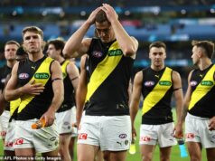 Tragédia ako futbalový fanúšik zomiera v MCG – potom, čo sa ho kolegovia priaznivci pokúsili oživiť Pri sledovaní štvrtkového zápasu AFL medzi Carltonom a Richmondom (na obrázku, hviezda Tigers Ben Miller po záverečnej siréne) zomrel v MCG jeden priaznivec.