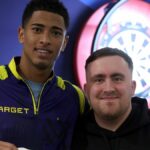 Luke Littler pózuje na fotke s Jude Bellingham