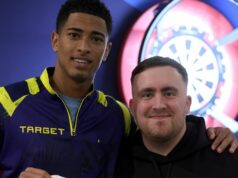 Traja levy vybuchli po tom, čo Luke Littler povedal: „Dajte im lekciu“ od anglického šéfa Tuchela Luke Littler pózuje na fotke s Jude Bellingham