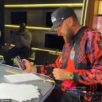 Nadšený Patrick Mahomes zablahoželal Travisovi Kelcemu (vpravo) k jeho novej zmluve ešte predtým, ako sa skončilo podpísanie papierov v Kansas City Chiefs.